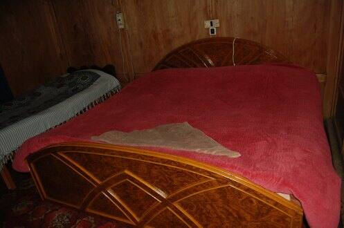Cypress Queen Houseboat, Srinagar 2